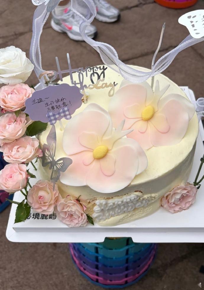 李兰迪 我最近没资格爱美食  生日快乐！祝福李兰迪天天开心，看到李兰迪给粉丝分生
