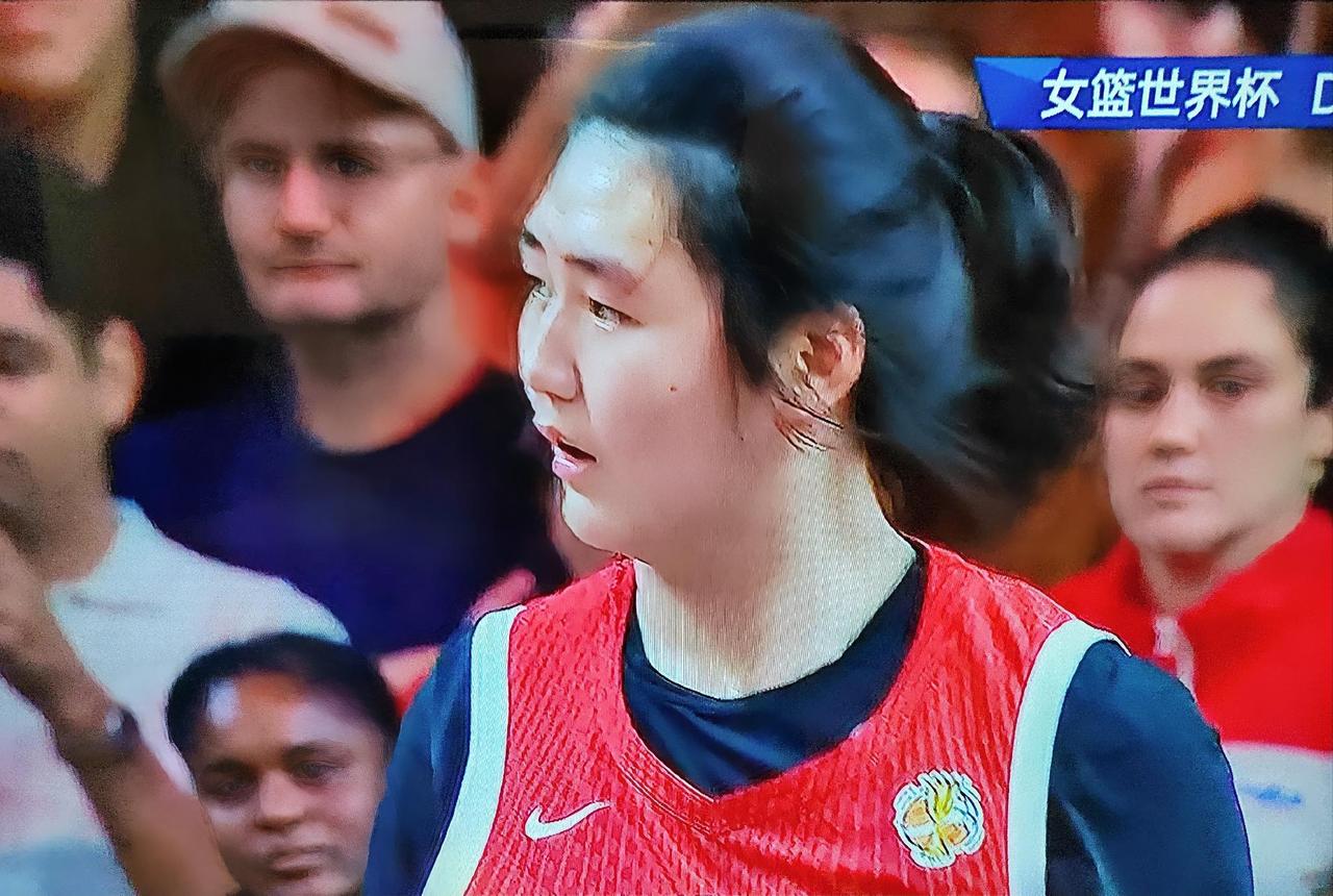 14：27！第一节的防守不利挖了一个大坑！中国女篮外线防守形同虚设，被美国女篮的
