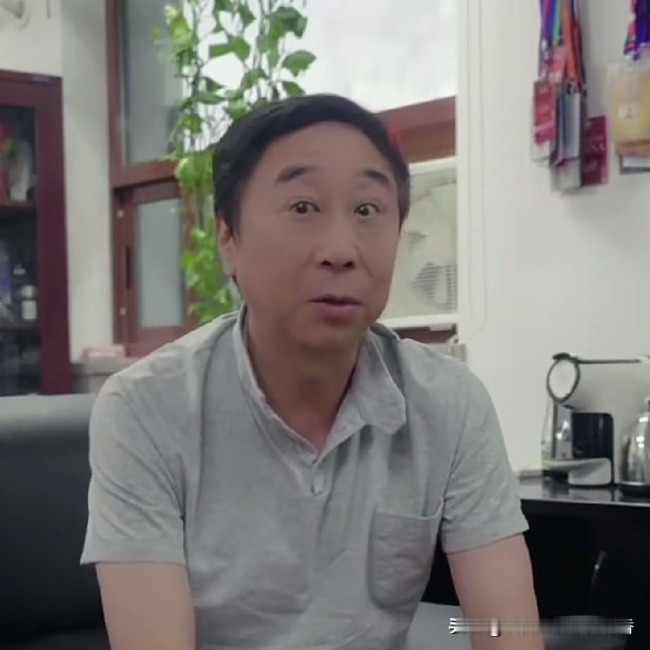冯巩的单人段子挺幽默的，他通过自黑来达到的喜剧效果挺好的，但是内容离不开老婆，他