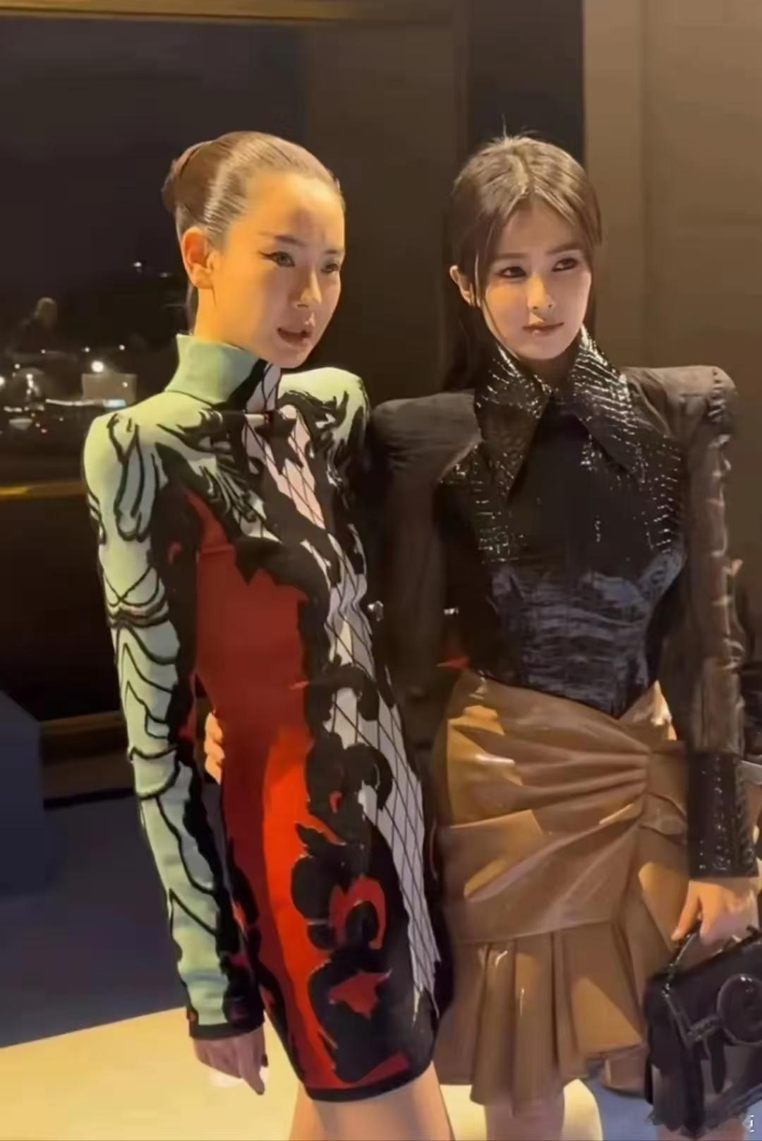 原谅我不厚道的笑了，戚薇和白鹿这身装扮和行头，让我想到了四个字：雷人双煞！ 