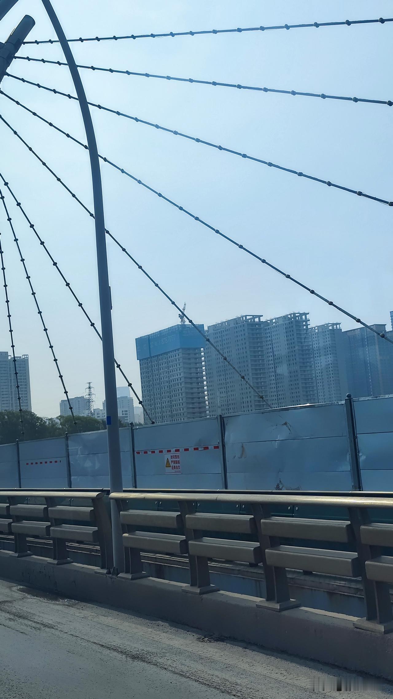 今天坐公交车路过太原市南内环桥，只见桥上南侧的非机动车道己封闭，正在进行更换木板