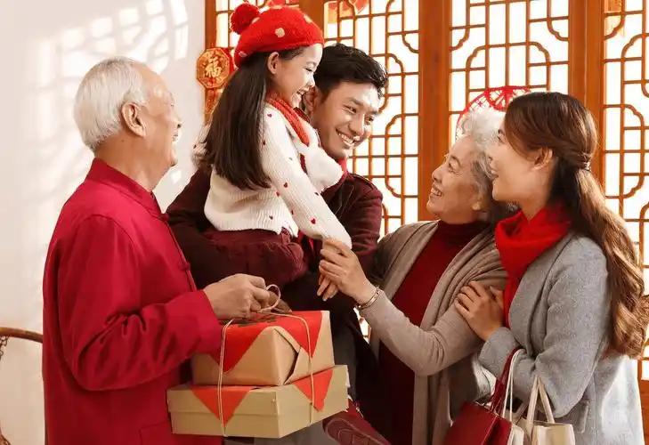 过春节最重要的是什么？我觉得是团圆与亲情。小时候，春节一到，全家老小都聚在爷爷奶