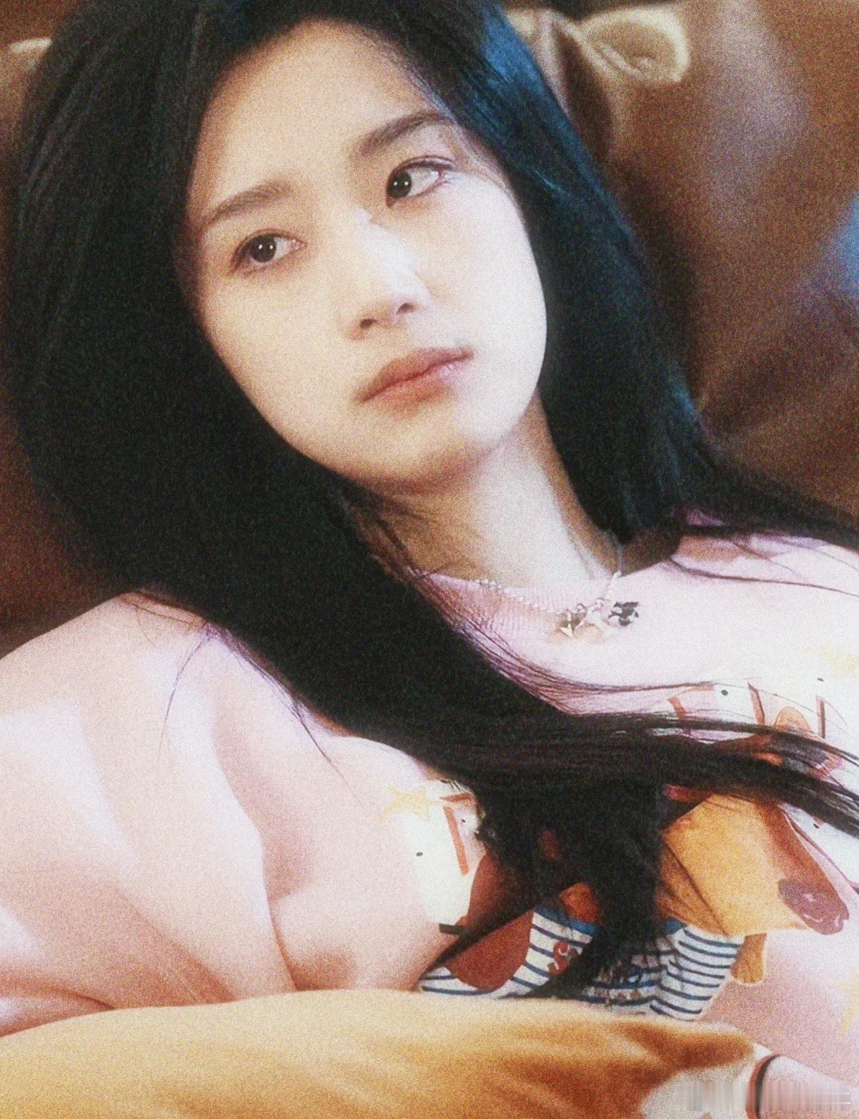 短剧继续卷内容的当下长剧该何去何从 瞧瞧短剧《一家三口在同班》，大胆的设定加上真