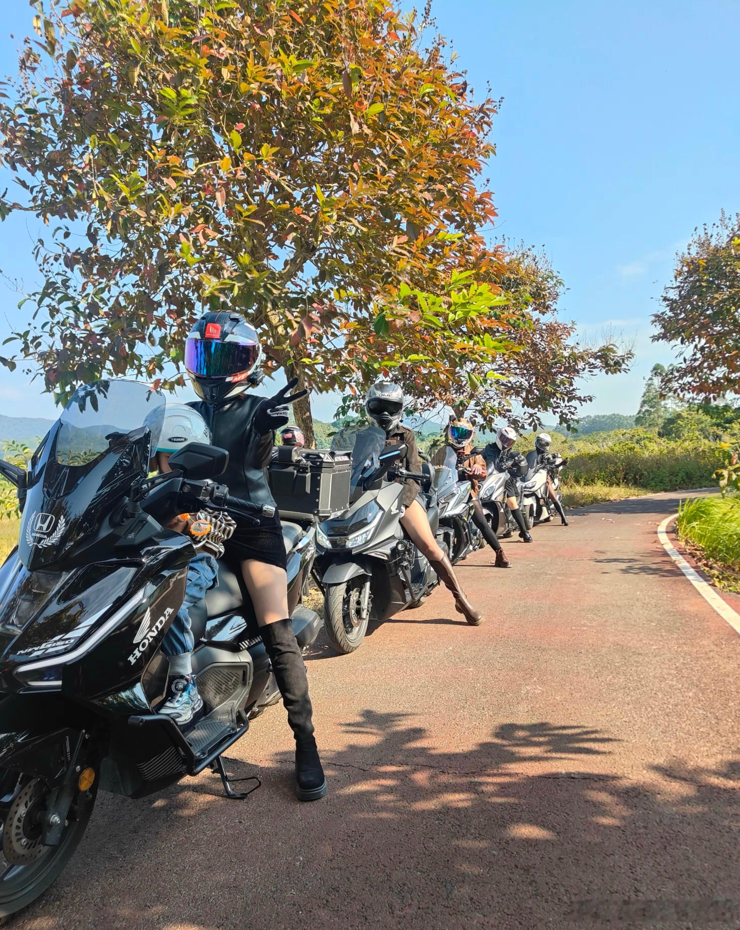 最近女骑们都换踏板车了。这cosplay有意思 