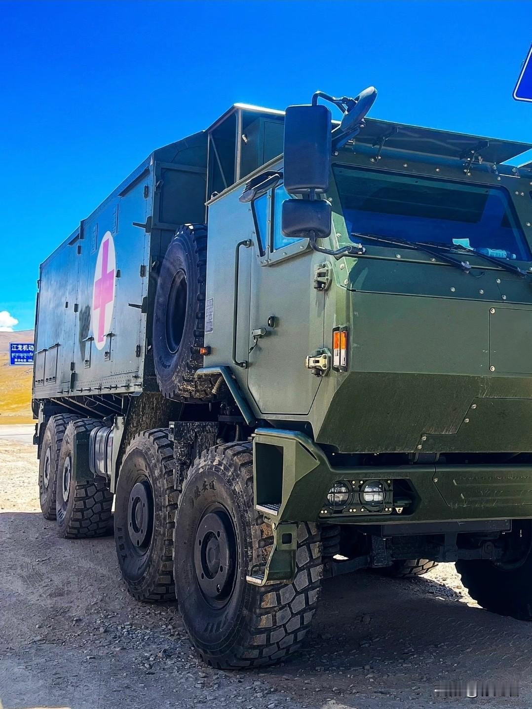 如果不说是陕汽生产设计的医疗车，估计很多读者会认为是欧洲货吧。的确，从外观和质感