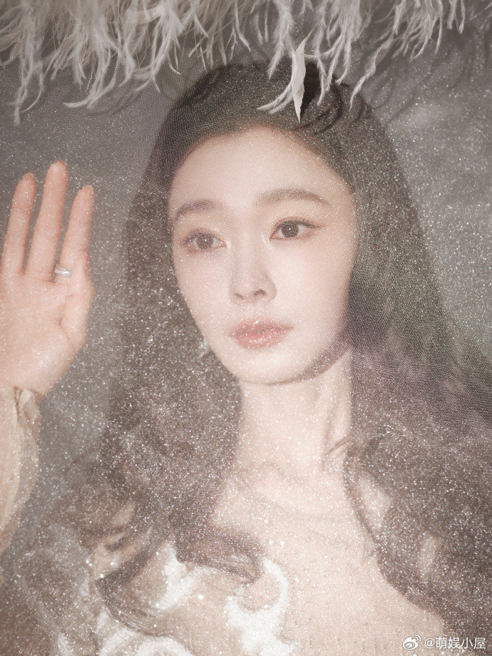 宋轶白裙羽毛头纱 白裙素雅灵动，羽毛头纱飘逸出尘，划开的冰晶涟漪增添意境，层层折