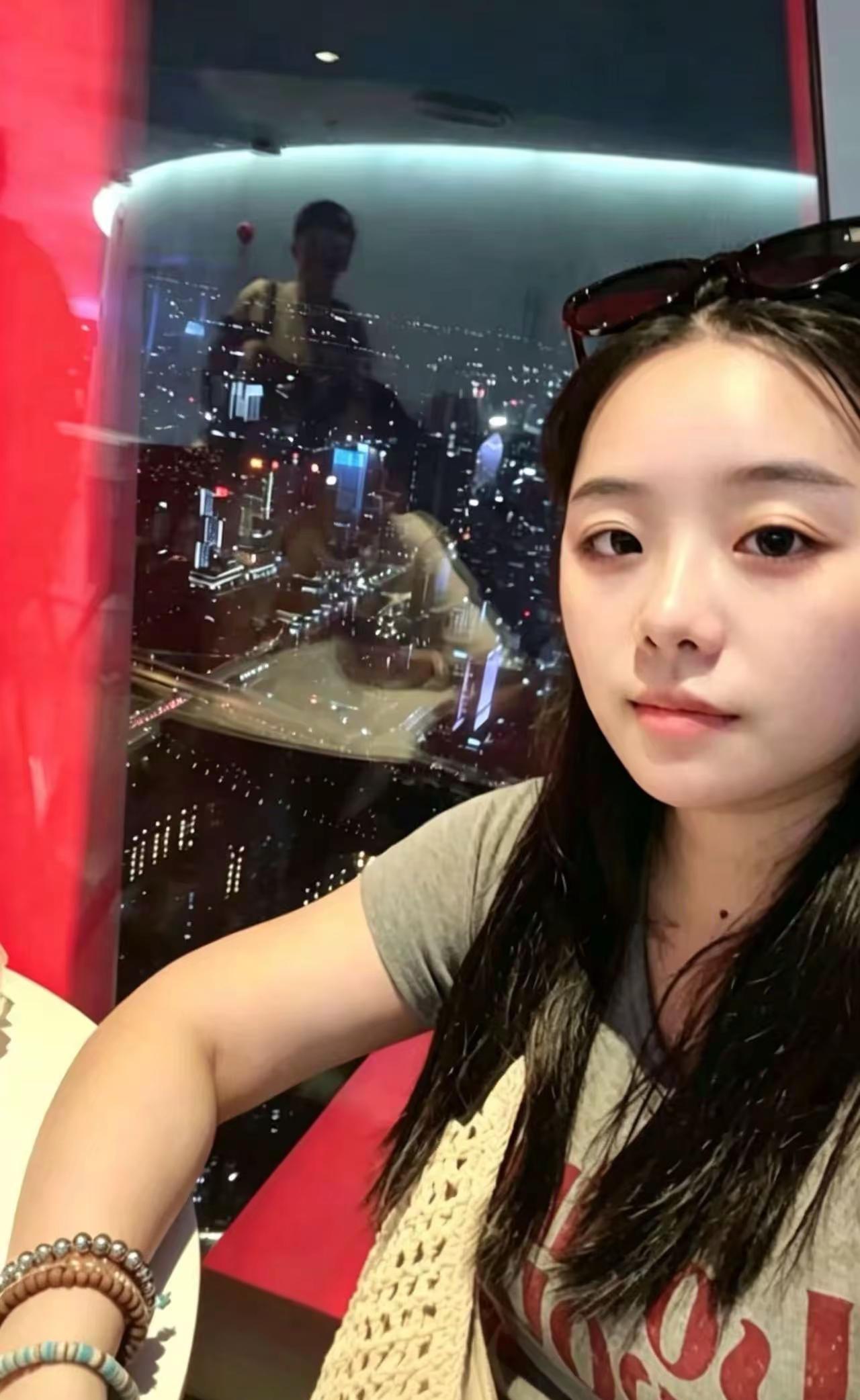 张凌赫来广州！广州塔全是人挤人 广州塔的人也太多了吧！乌泱泱的全是人，我们排了整