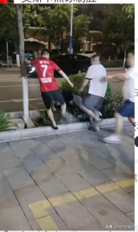 赛前氛围一片和睦，双方球迷互相致意、友好观赛，谁也没料到，成都蓉城爆冷被云南玉昆