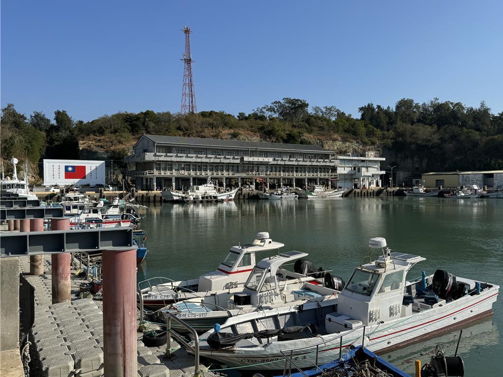 身处两岸前沿地带的金门渔民，今日依旧如常出海开展作业。清晨8点多，新湖渔港便有渔