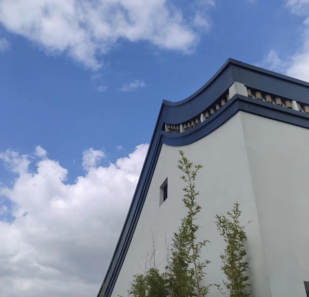 啥？你告诉我这是苏州的一所学校？
没错！这是一所正儿八经的🏫——景范中学！还是