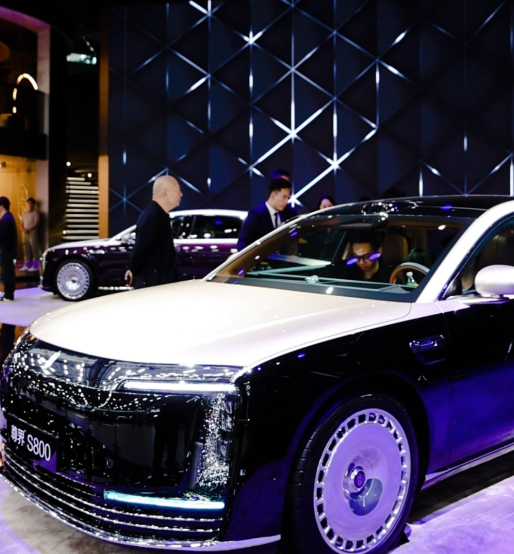 我去，看到一群广东大佬在尊界S800那边围着聊天，听到有人随口说了句“最近身边好