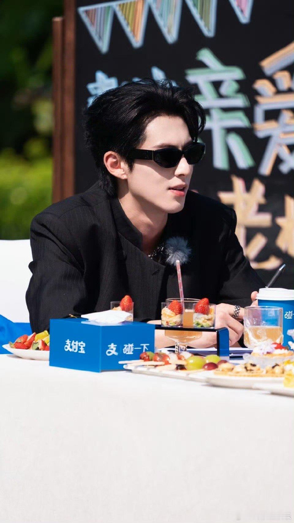 王鹤棣为客栈开业做准备亲爱的客栈烟火气+少年感，王鹤棣把开业准备过成治愈日常 