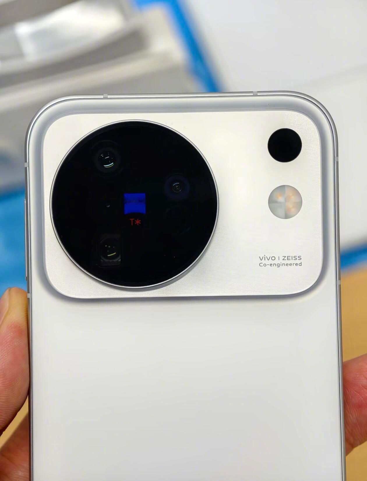 vivo X500这次卖的是直出电影感这次影像又有升级，卖点写得很直接就是直出电