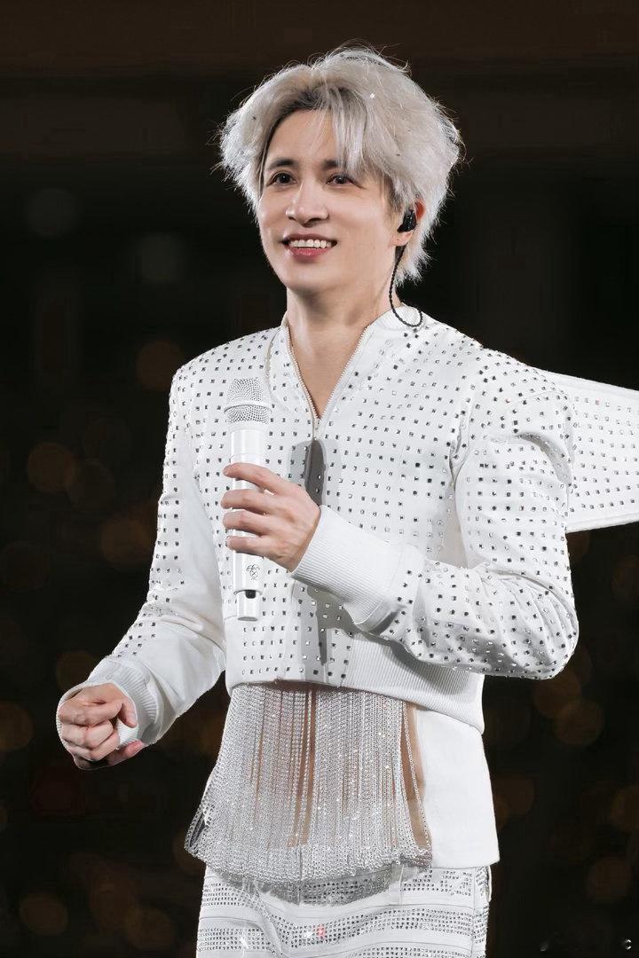 薛之谦问OOTD是什么意思薛之谦老年人了只懂我要验牌演唱会爆笑名场面！粉丝说OO