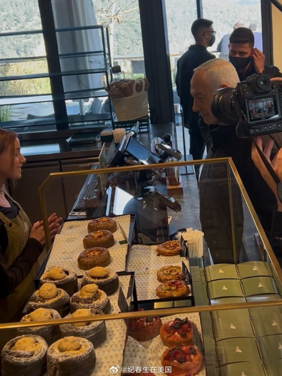 内塔尼亚胡除了发视频，还发照片。 