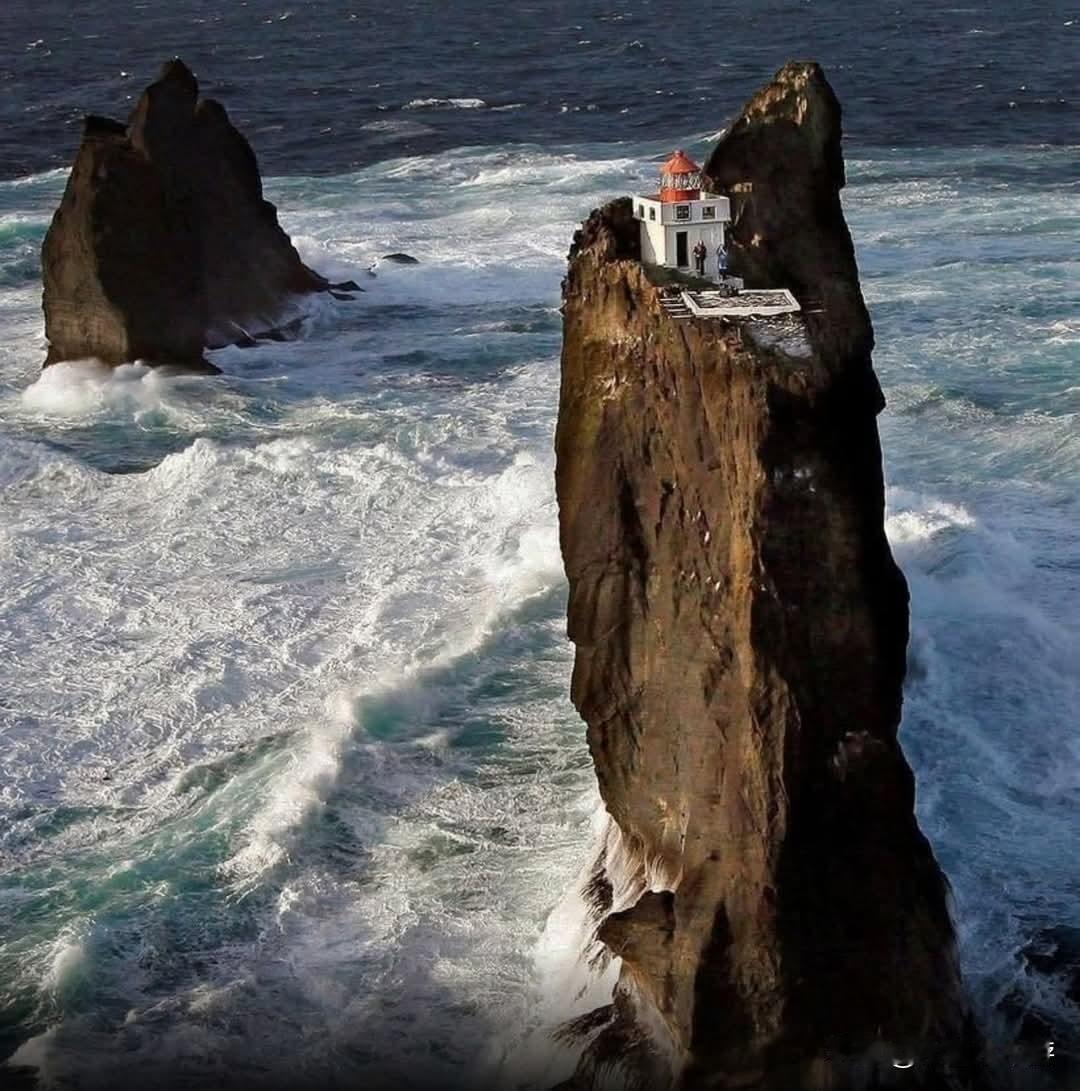 在冰岛海岸外六英里处，矗立着世界上最引人注目的灯塔之一——思里德朗加尔（Þríd
