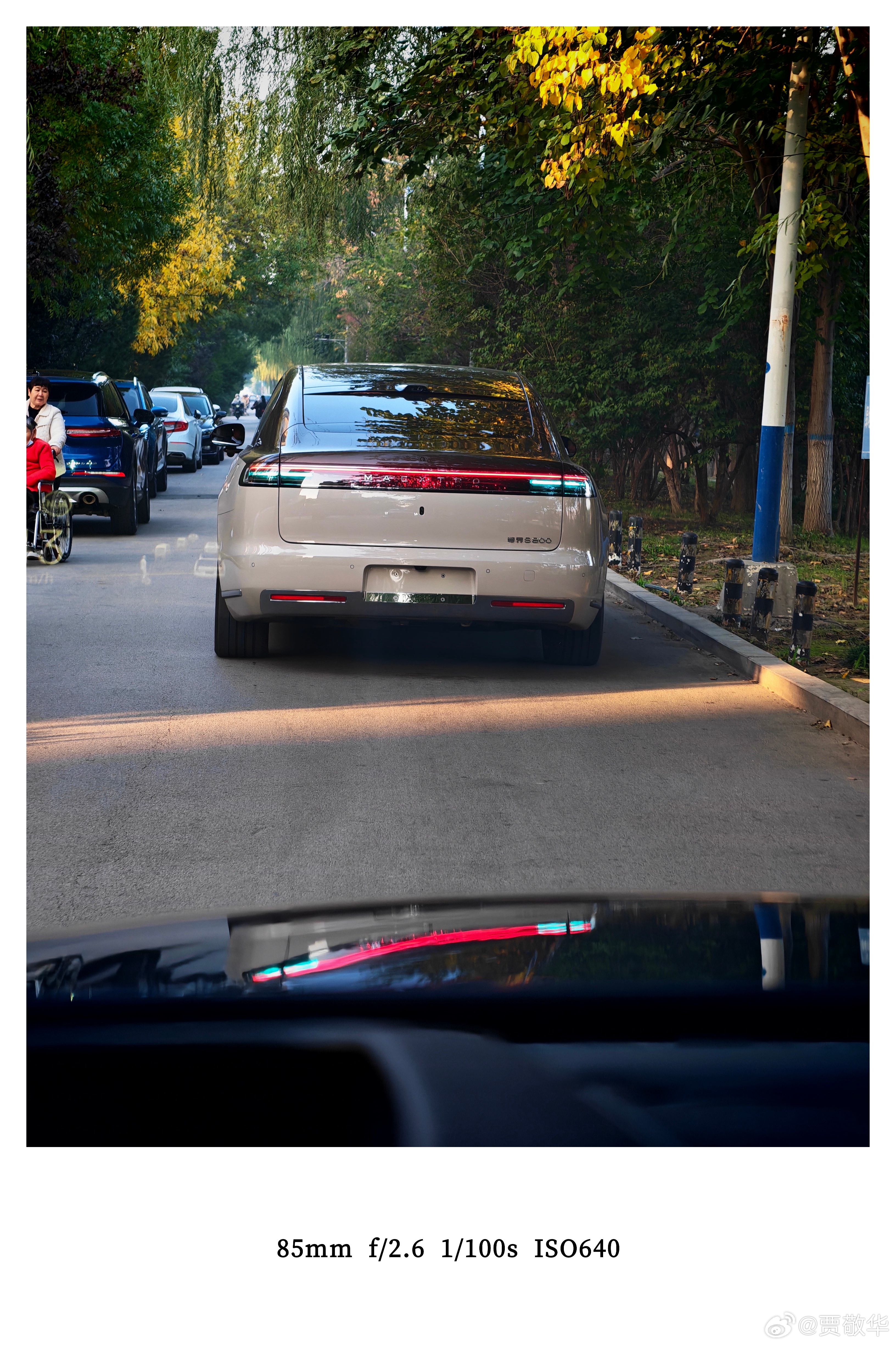 刚才在路上遇到一辆没挂牌的尊界S800，颜色还很帅气的。而且，这辆车是从小区地库