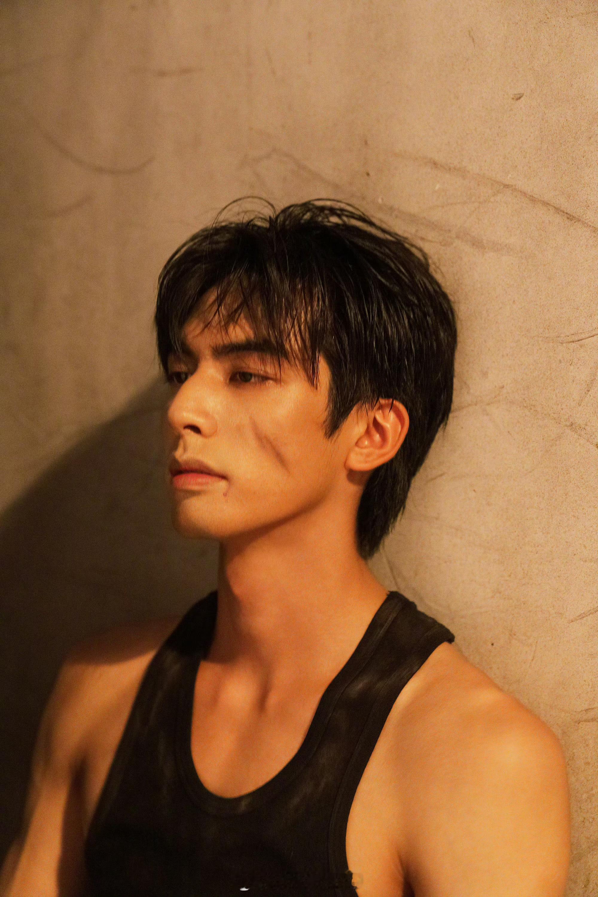 野狗骨头  终于追完收官，说说宋威龙演的陈韧韧。这个角色不好演，又倔又拧巴，外表