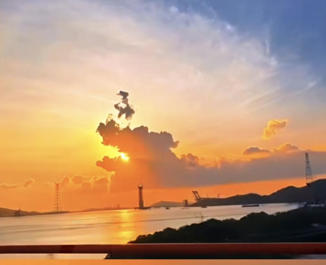 今日分享随手拍照片金龙含珠，见者有福！