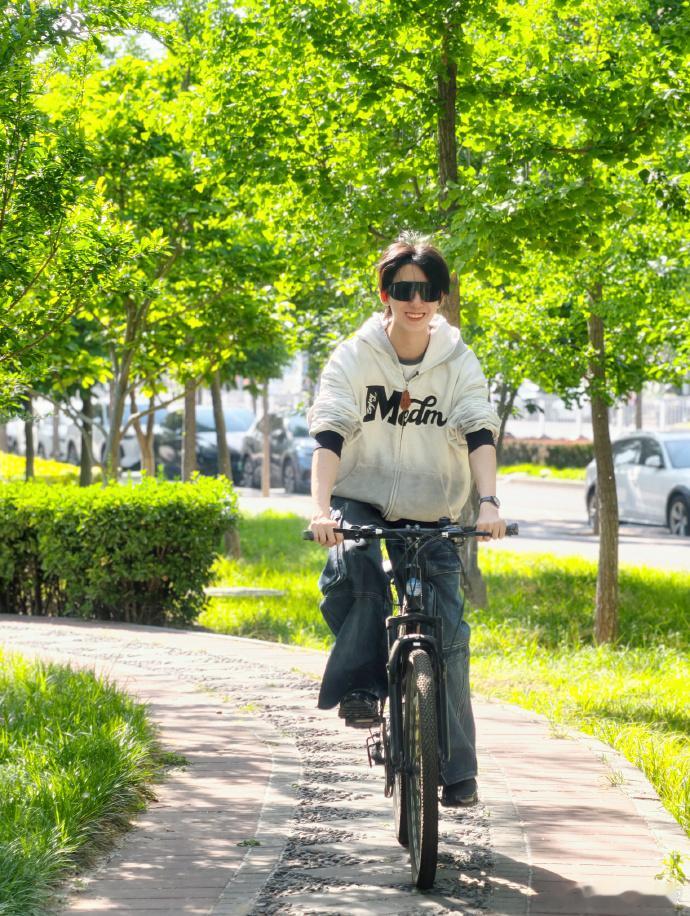 杨博文也被柳絮攻击了给杨博文也吃点化毛膏吧杨博文叫柳絮白色毛毛怪太有画面感了，杨