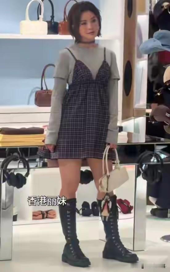 43岁蔡卓妍疑似怀孕了？蔡卓妍出席活动，衣着宽松小腹凸起，脸蛋也圆润了许多，没想