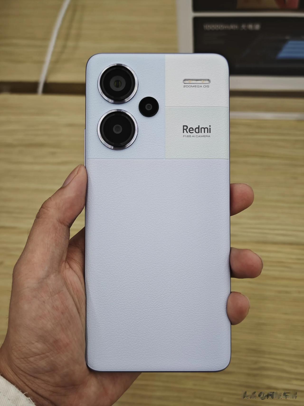 中端机开始卷IP68了，能防水颜值高的红米Note 13 Pro+，用的是旗舰机