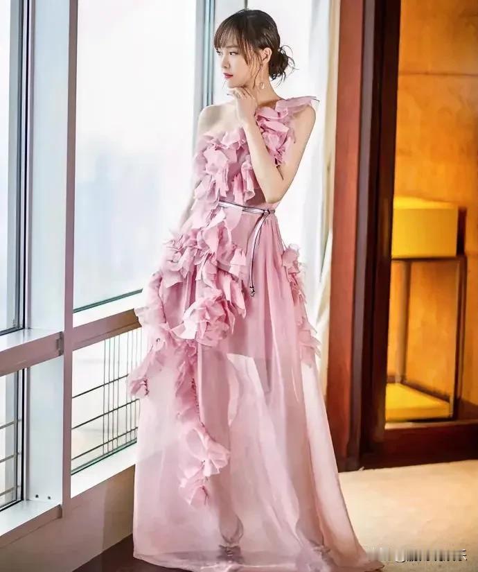 唐嫣能否再次以“花仙子”的形象征服红毯？她的每一次华丽转身都引发热议。
唐嫣以其