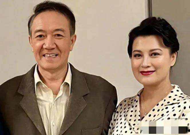 2006年，李幼斌前妻张瑞琪离婚拿到了860万，十年后钱花光了，你猜她在哪？不是