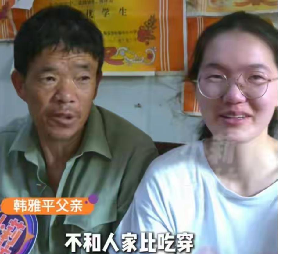河南一位女孩高考考出699分，像开了挂的“卷王雷达”精准制导。她把手握进瘫痪母亲