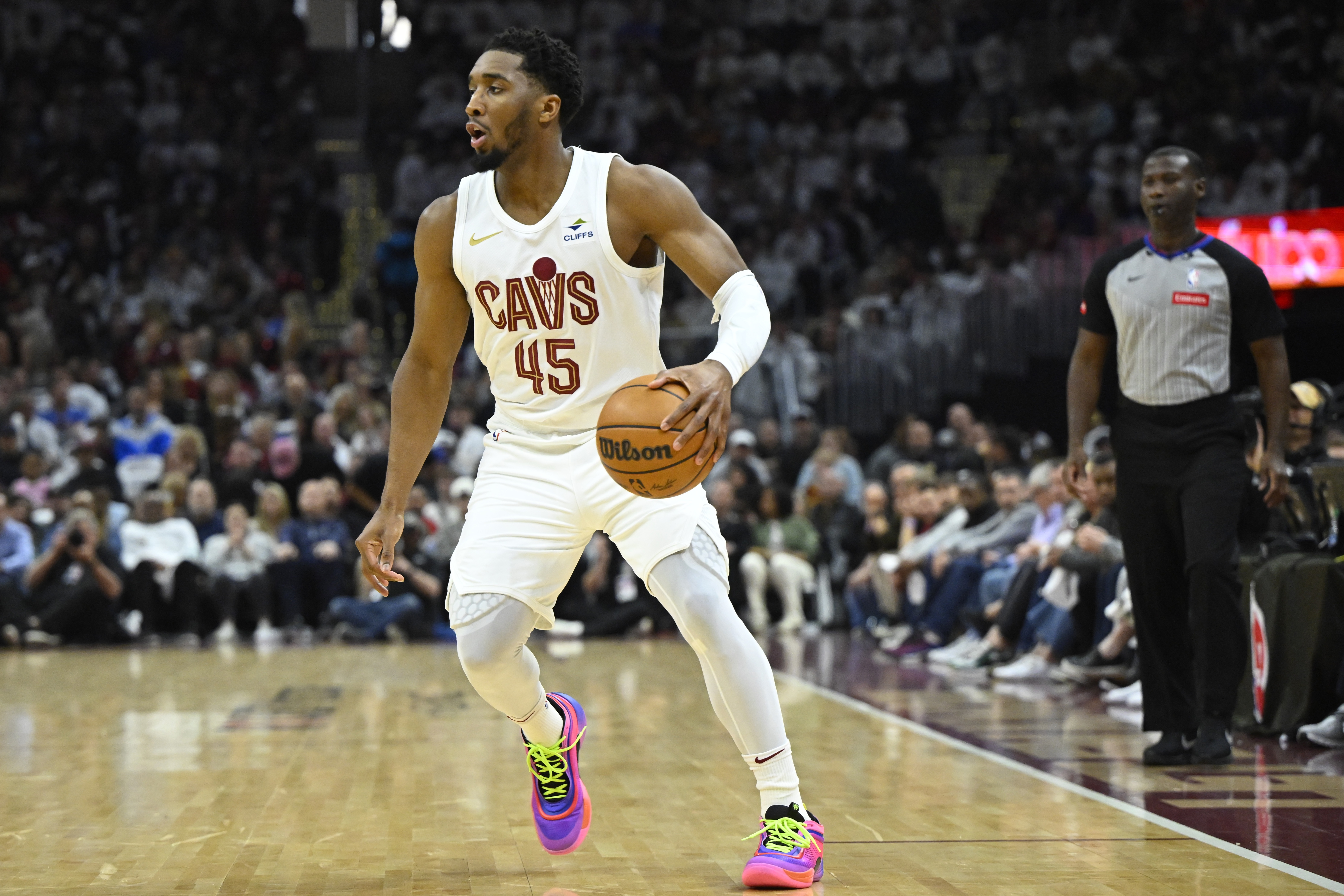 米切尔连续第五场在季后赛G1中砍30+，历史第六长纪录，追平英格利什，仅次于乔丹