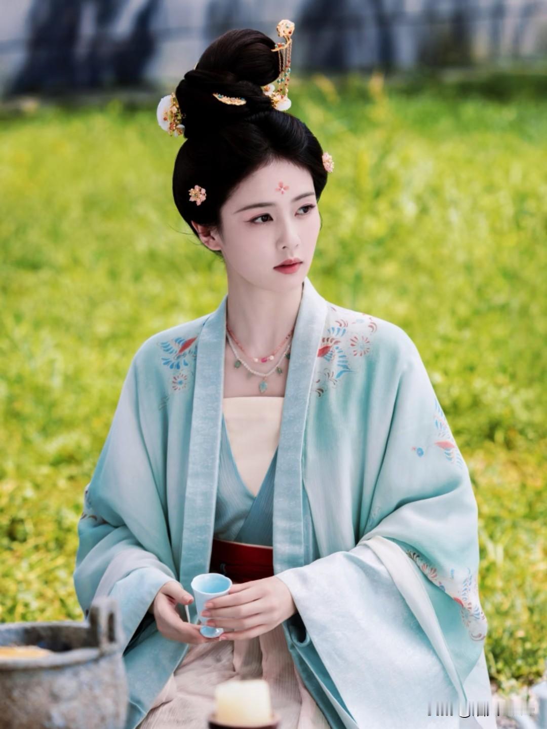一口气刷完《莫离》所有更新，彻底陷进去了。
分不清是演员颜值演技太抓人，
还是剧