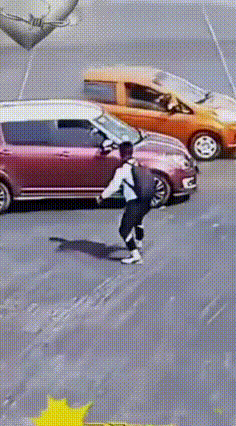 路口惊现“电动车侠”！连续躲过两辆车，网友：这是练过轻功吧？
 你看到这个视频了