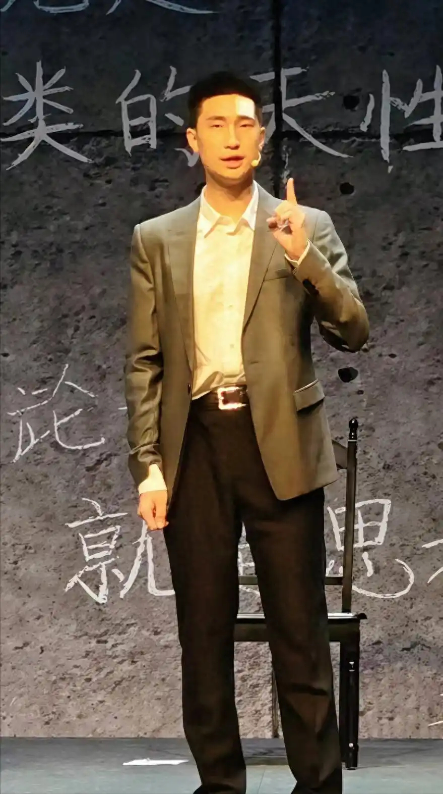 宋丹丹与姜妍现身林大竣话剧表演，16岁读北京名校，是父母的骄傲 