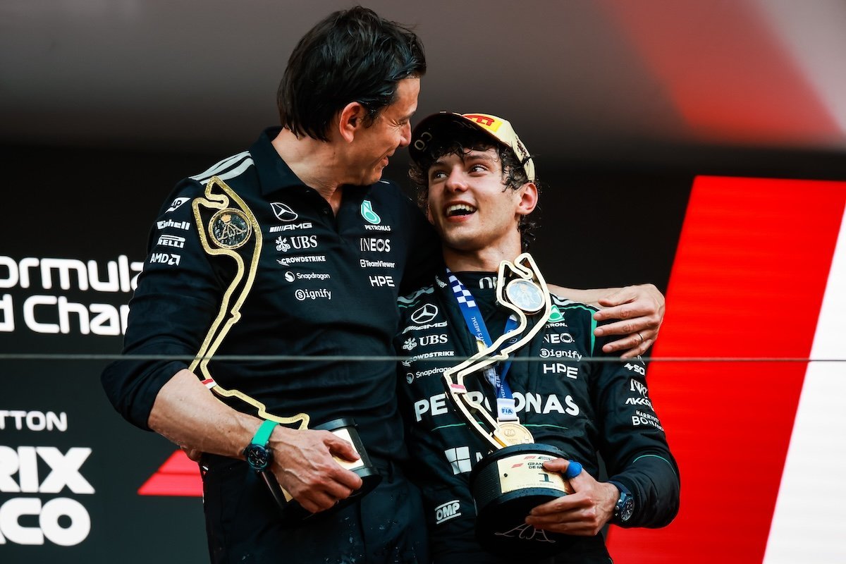 F1 托托·沃尔夫表示：基米·安东内利在F1赛场上的进步速度令他印象深刻。“我见