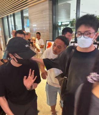 宋佳被陌生男人盯脸 有点吓人了[震惊] ​​​