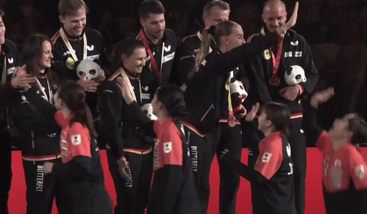 小考调皮假装把手举高，迷马女士跳起来击掌哈哈🙌 