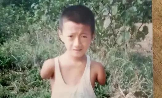 人生开局一手烂牌，他却用嘴打出了王炸！

辽宁汉子袁立东，生来无手无脚，被亲人劝