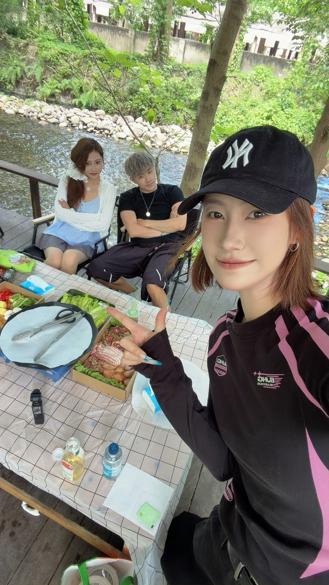 你穿越了，穿越回古代。闺蜜和老公只能带一个 你选择？闺蜜情侣
