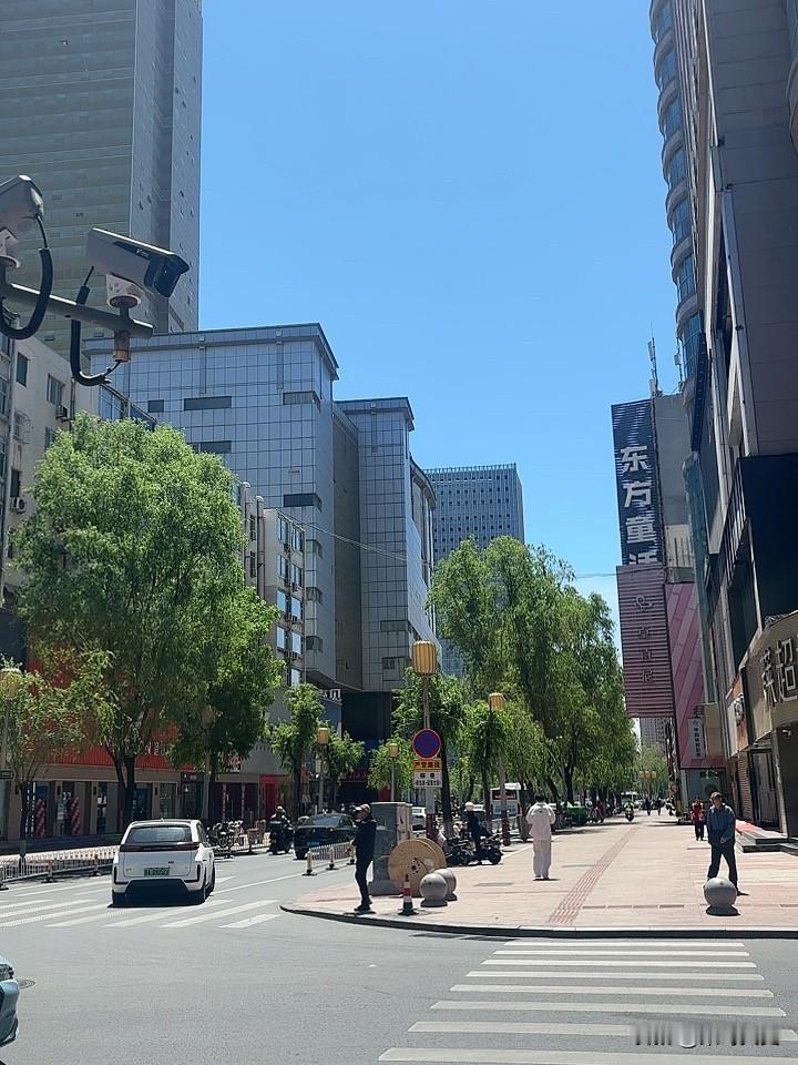 今天的柳巷天气晴朗，阳光温柔洒落，尽显城市清爽舒适的日常风貌，平凡日常里满是安稳