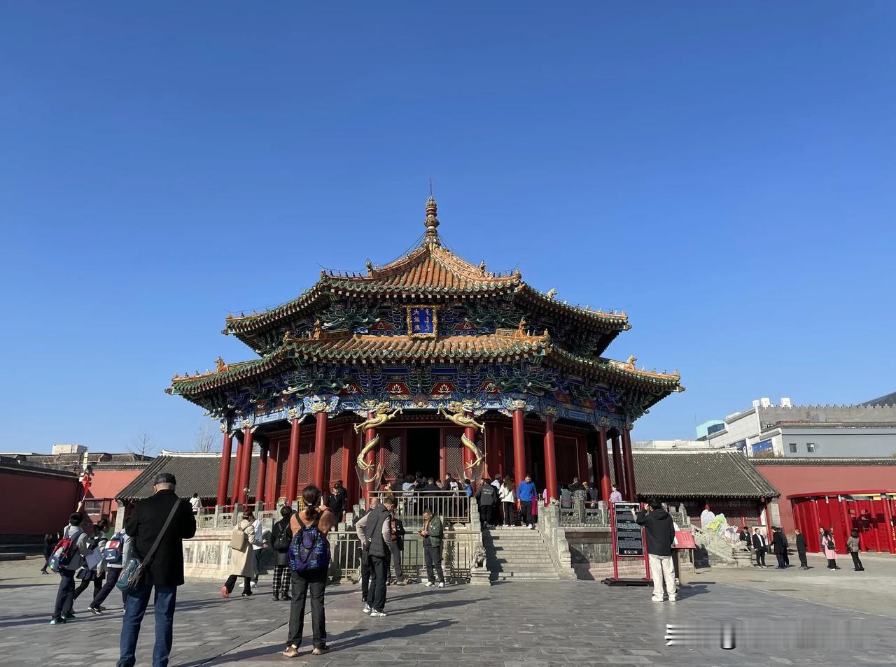 沈阳故宫，红墙黄瓦，也是中国关外唯一的一座皇家建筑群，充满了历史韵味与文化内涵，