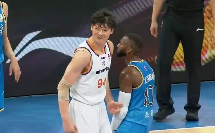 上海登顶，北京主场翻车，粤厦大战谁赢了？

昨天CBA第38轮两场硬仗同时打完，