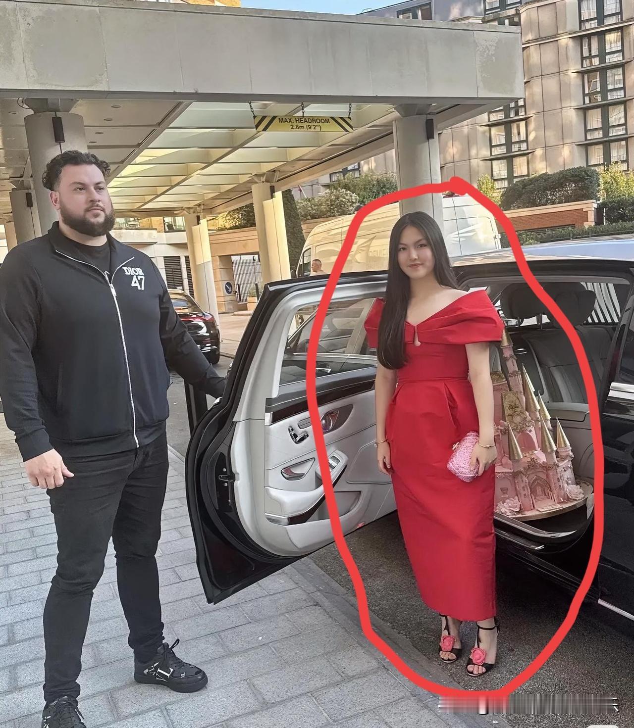 刚满16岁的王诗龄，这样的打扮，

确实不像同龄人，

难怪网友吐槽她看起来年纪