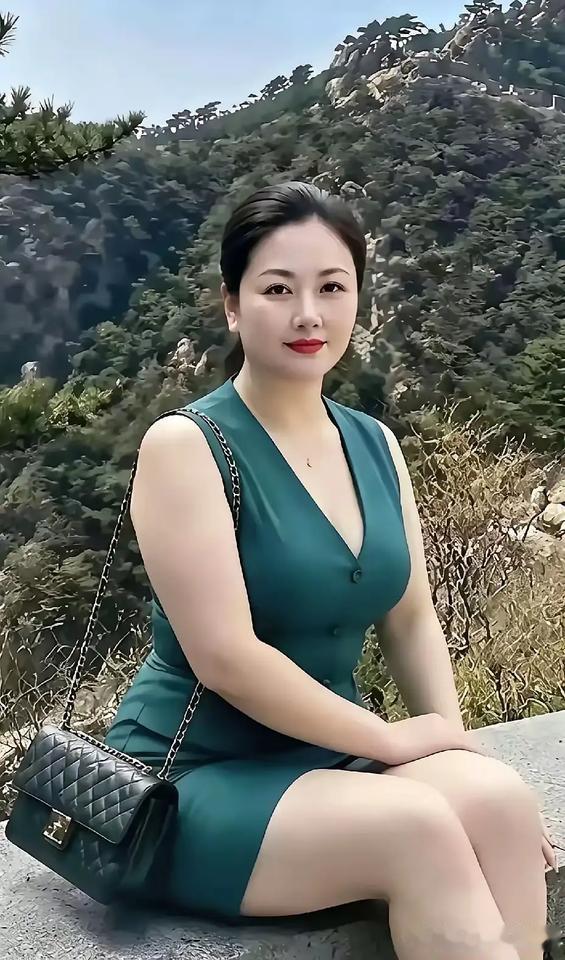 青山峻，草木稠。
伊人坐，静凝眸。
风姿显，韵长留。
临佳境，自风流。
 
山水