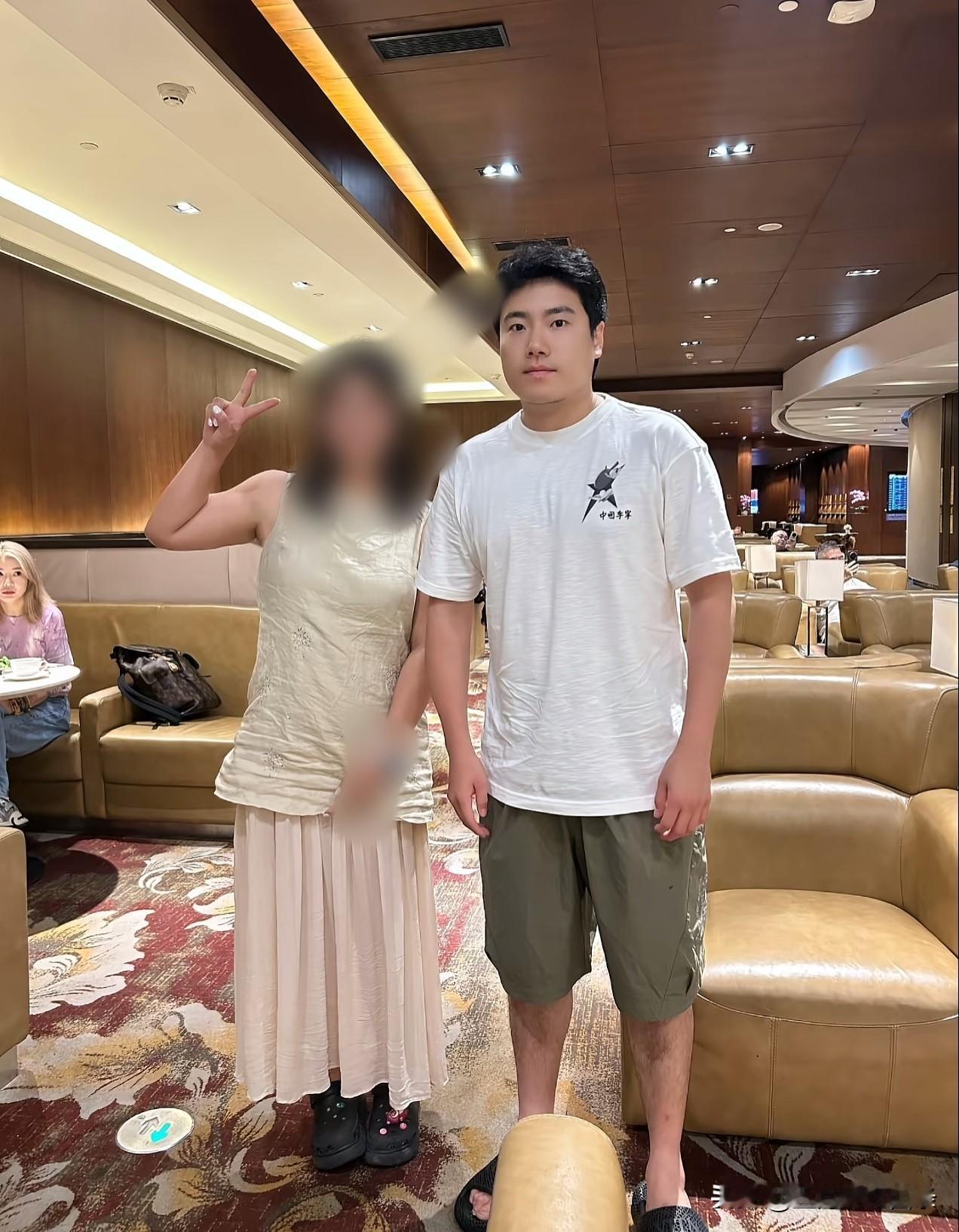 大胖没去美国大满贯，应该不是伤病，是早就和教练组商量好的。
网友在上海浦东机场偶