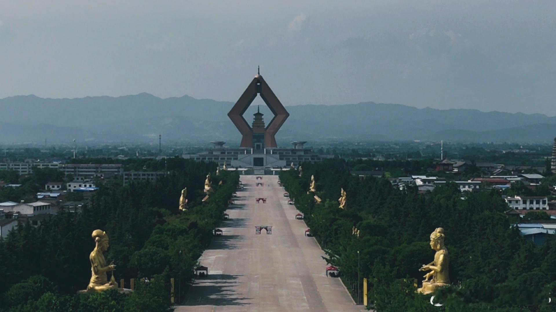 法门寺合十舍利塔总投资超过五十亿，塔高148米，相当于50层楼高。塔内供奉释迦牟
