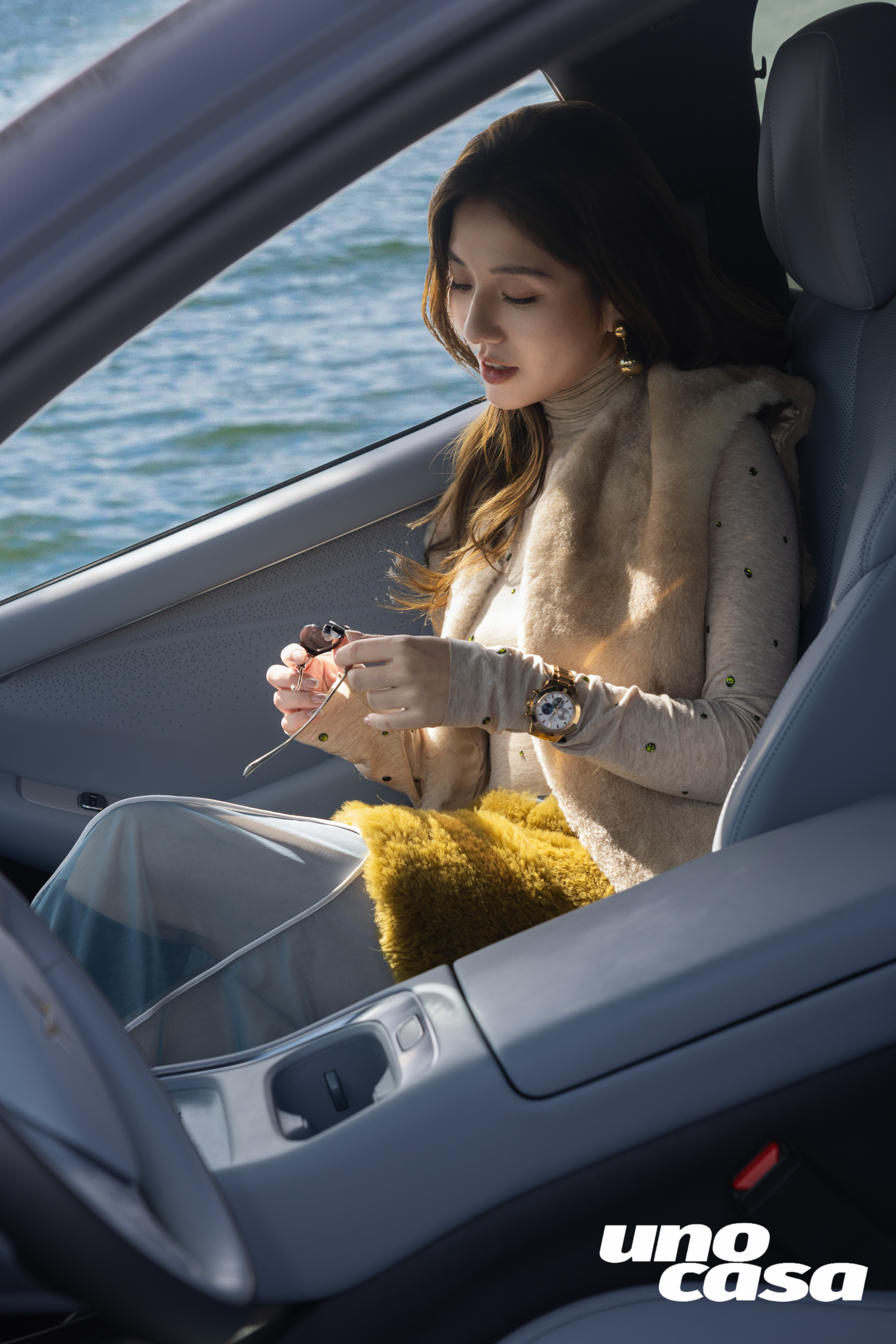 1米9的张亮在小鹏P7+里从从容容开着小鹏回家过年岁末归心，苍山洱海间的白族村落