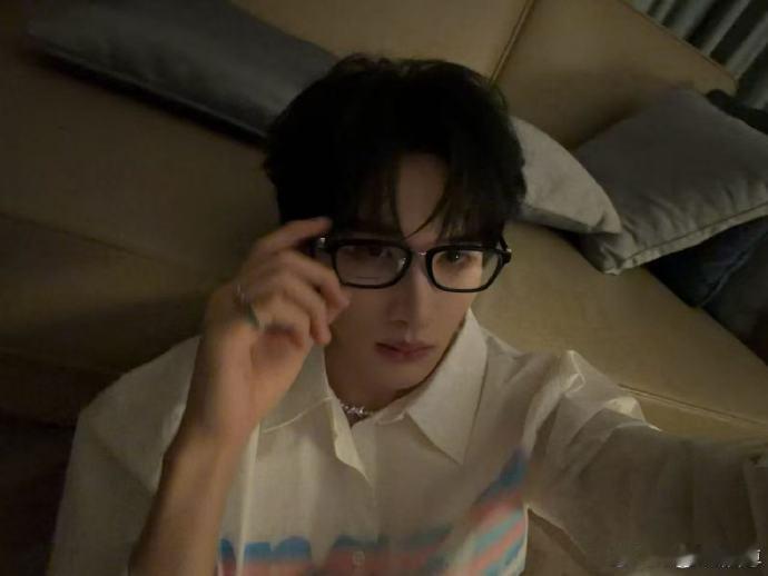 颜安余宇涵cha撒娇舞 颜安余宇涵跳撒娇舞也太有魅力了，清爽帅气还带着点小娇俏，