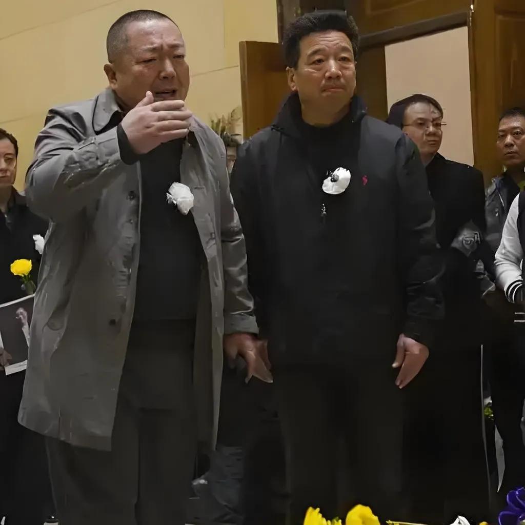 2015年，笑林葬礼上，董浩难掩心中悲痛，一张珍贵的留影，他和笑林自幼相识，两人