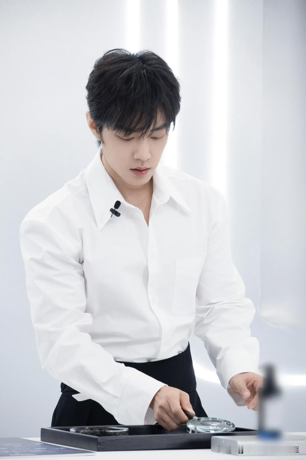 【肖战黑白装拿捏清新少年风 】肖战提前祝大家五一假期好运爆棚 4月24日，肖战一