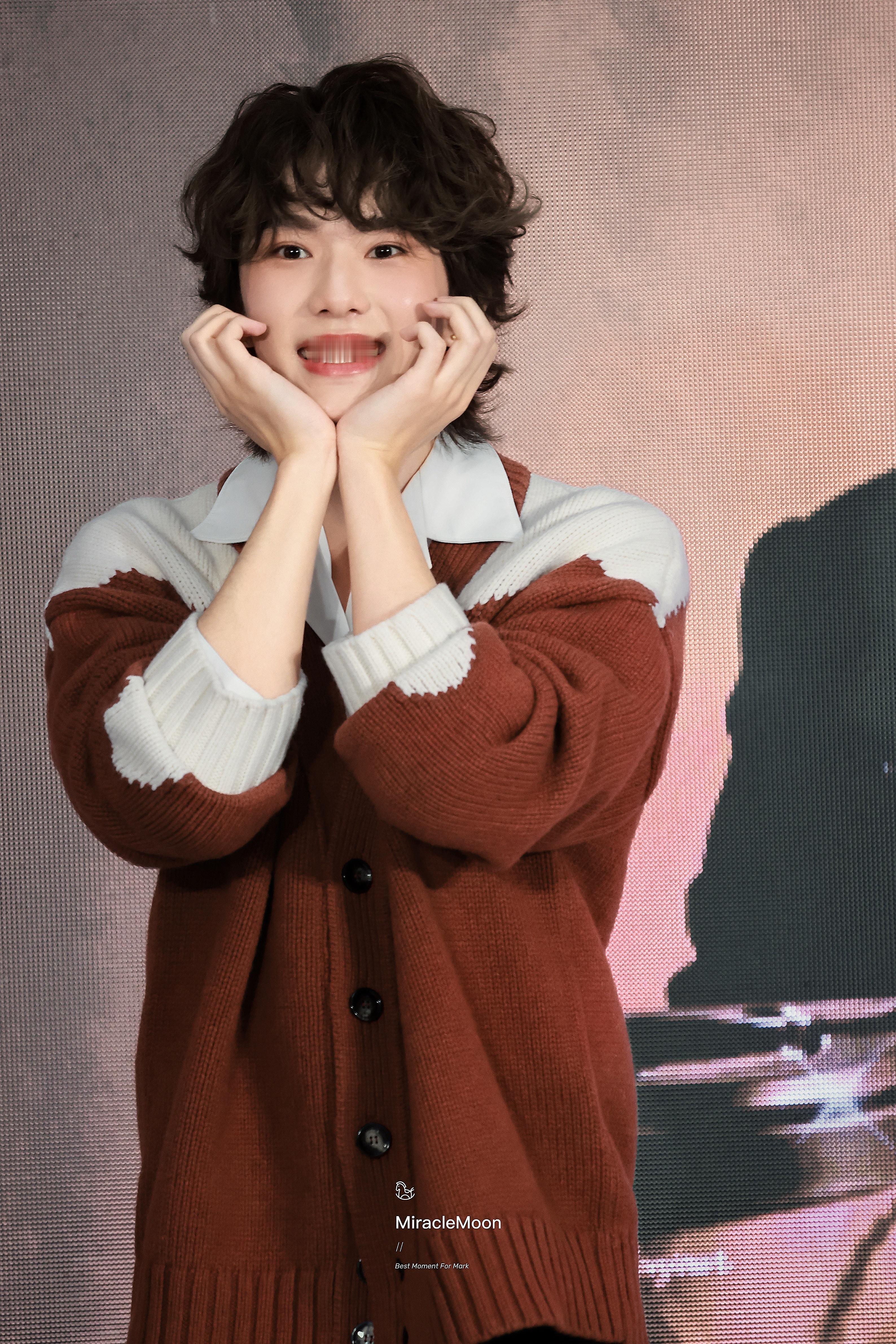 马柏全 × 本就 BONJOUR 线下见面会活动，身穿 Ami Paris 红白